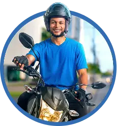 Entregador de moto segurando do Moura Fácil